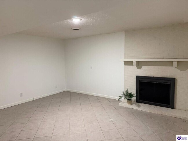 Building Photo - 913 Dogwood Cir