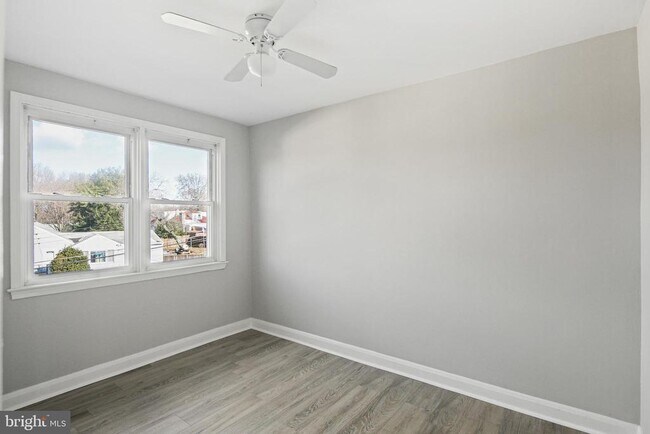 Building Photo - 165 Hampshire Rd