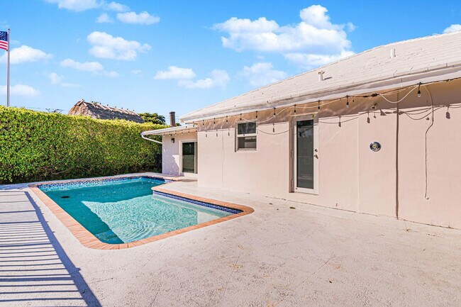 Building Photo - 2810 NE 60th St