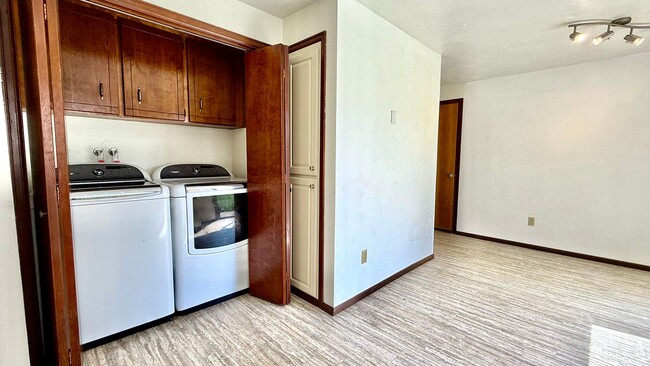 Building Photo - Two Bedroom Townhome with AC, Garage & Ful...