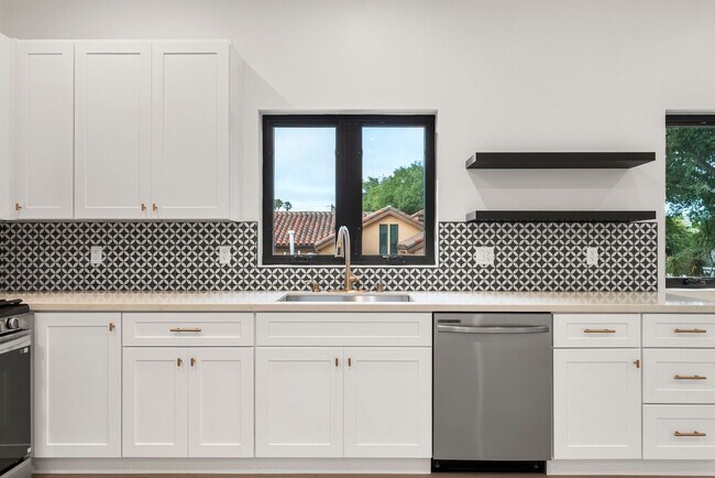 Building Photo - Stunning brand new construction, modern lu...