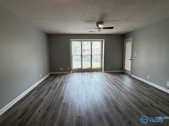 Building Photo - 4947 7 Pine Cir