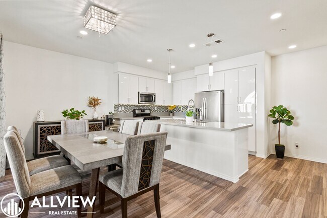 Building Photo - Bright & Upgraded 2 bedroom Anaheim Townhome in Prime Location!