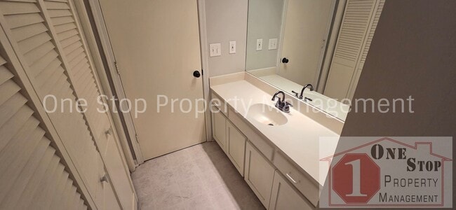 Building Photo - Charming 3 Bedroom, 2 Bathroom, 2 Car Garage Home in Parkville