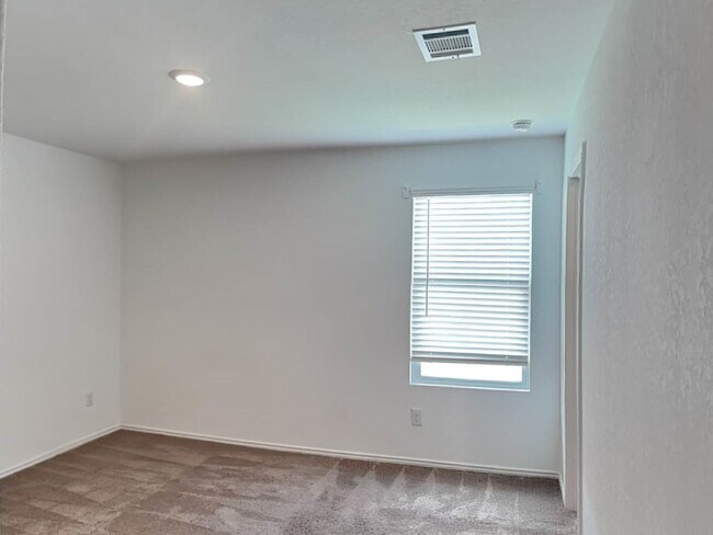 Building Photo - 144 Parish Ln