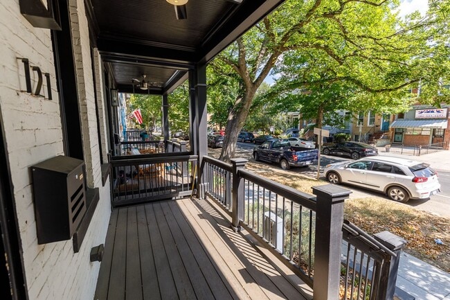 Building Photo - Beautifully Updated 4 Bed/3.5 Bath Row-Hom...