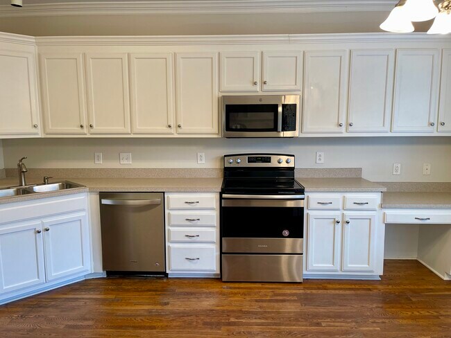 Building Photo - 1047 McKenna Dr