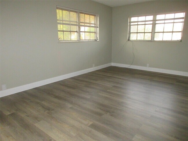 Building Photo - 4280 Woodside Dr