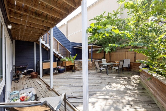 Building Photo - 2415 Dunlavy St