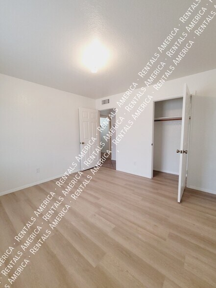 Building Photo - 13831 N Kendall Dr