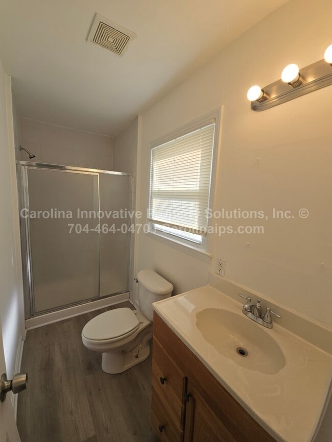 Building Photo - 1805 Falconhurst Dr