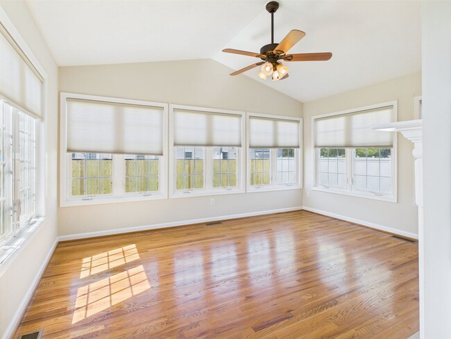 Building Photo - Bright & Spacious 4-Bedroom Home Located i...