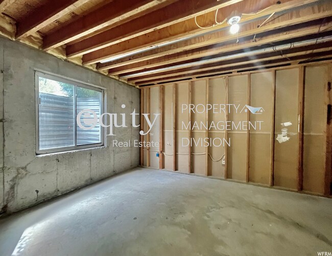 Building Photo - Riverton House