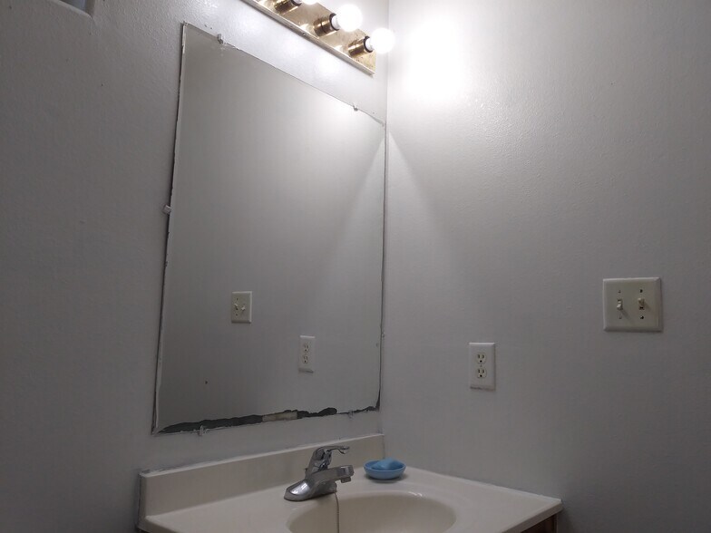Second full bathroom - 2381 Hamburg St