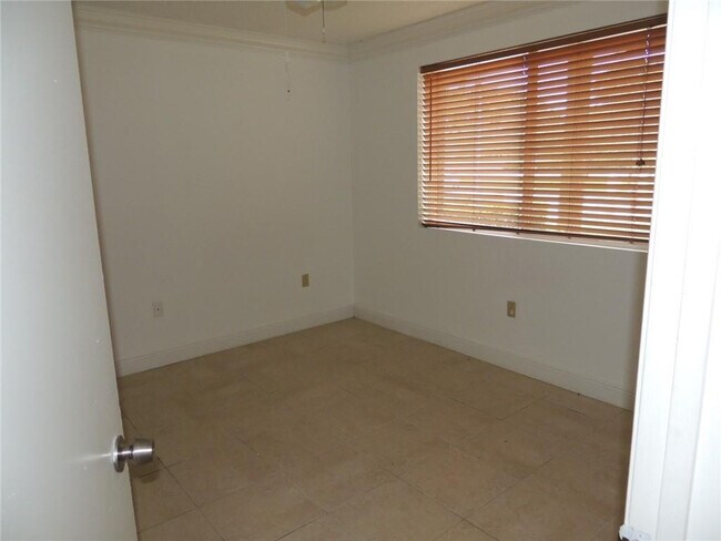 Building Photo - 9905 Westwood Dr