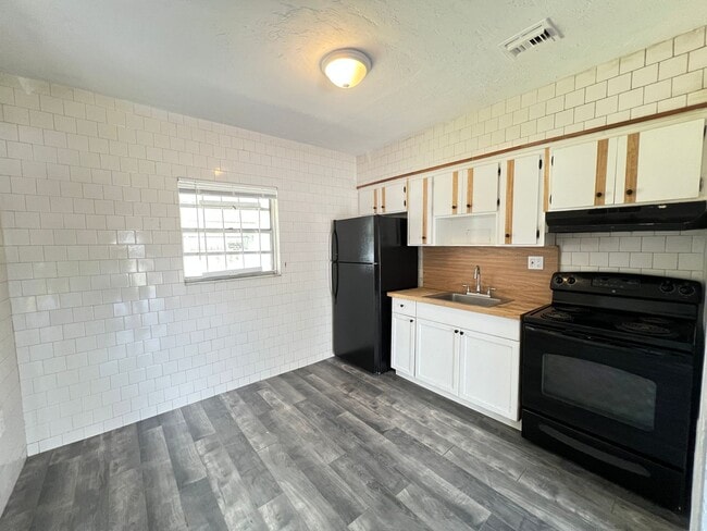 Building Photo - 2 Bedroom 1 Bath unit Move-In Ready Home in West Park!