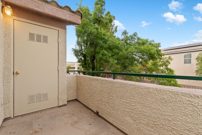 Building Photo - Beautiful 2 Bedroom Condo with Community P...