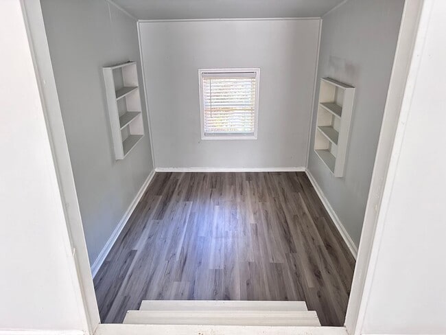 Building Photo - Charming Studio Apartment Close to the Mas...