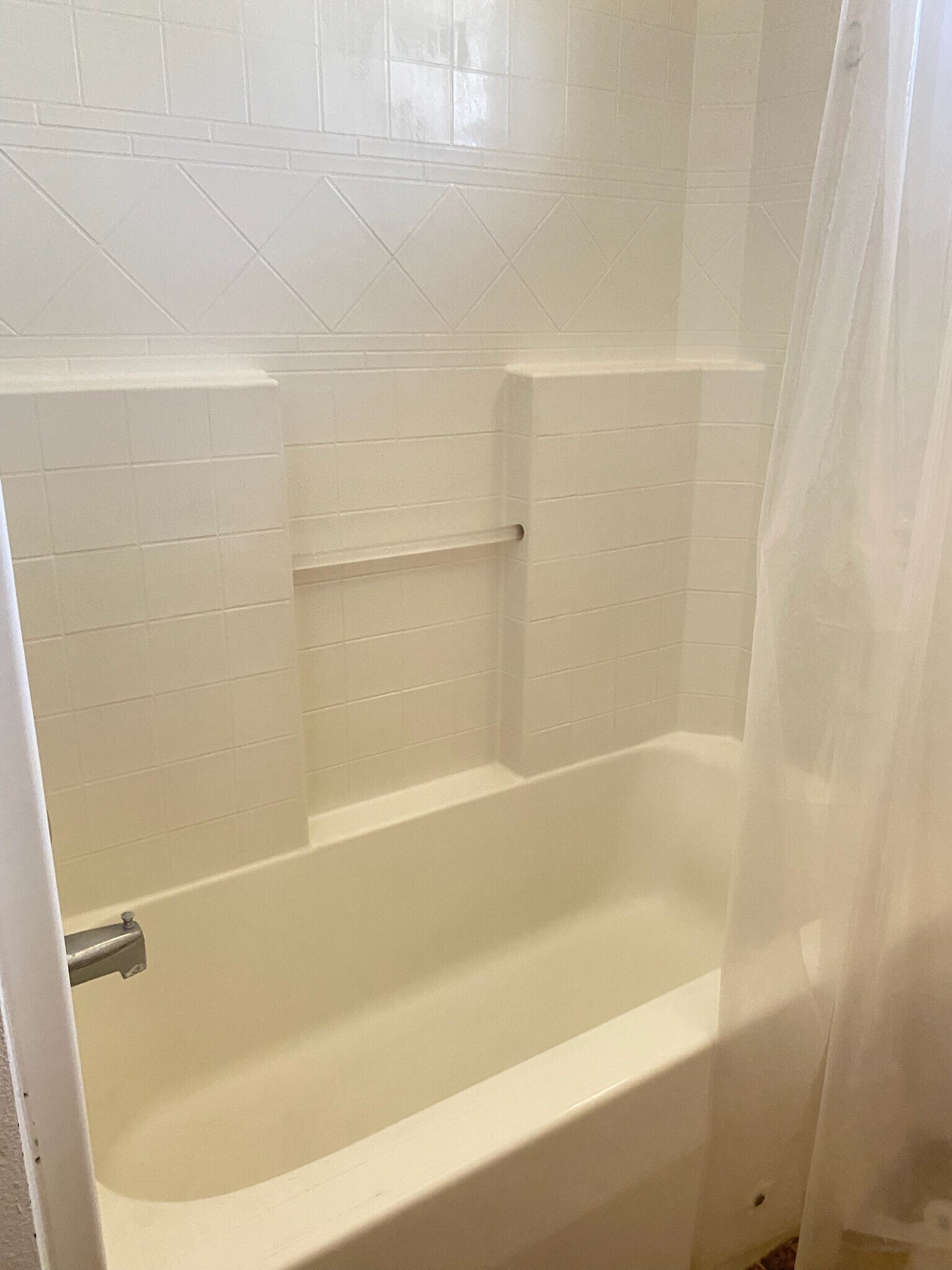Full tub and shower - 1415 E Maple St