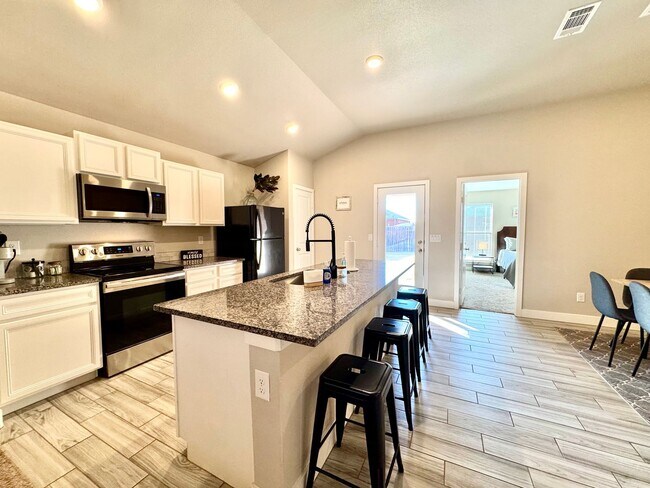 Building Photo - Furnished Rental 3 bed 2 bath Minimum of 30-day stay