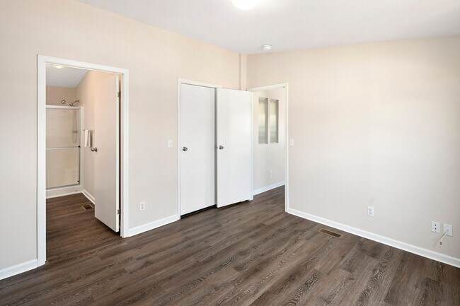 Building Photo - 307 N Poe St