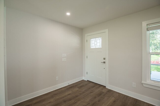 Building Photo - 51 Fairway Ln
