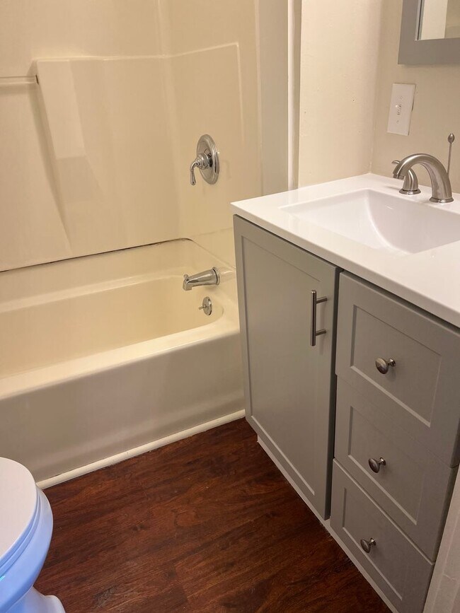 Building Photo - 5 Elm St