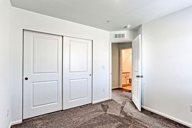 Building Photo - 3 Bedroom 3 Bath in Mosaic!