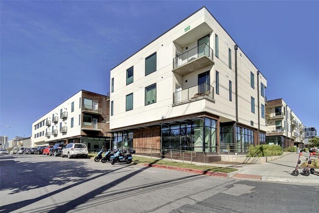 Building Photo - 1800 E 4th St