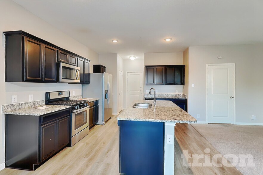 Building Photo - 4945 Hallies Gdn