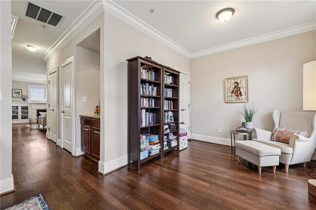 Building Photo - 305 Le Gran Bend