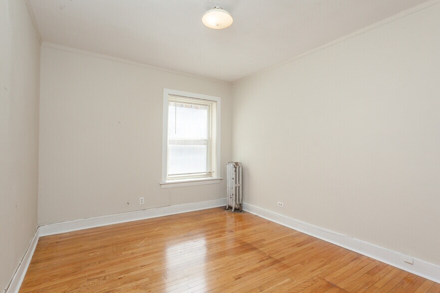 Building Photo - 2212 E 70th St