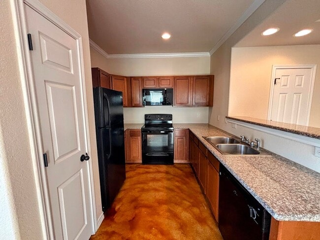 Building Photo - Great Townhome, Move-in Ready! Great Locat...