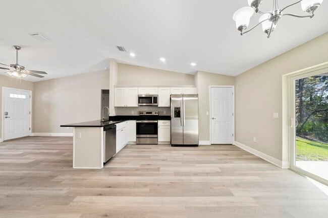 Building Photo - 1336 W Cary Dr