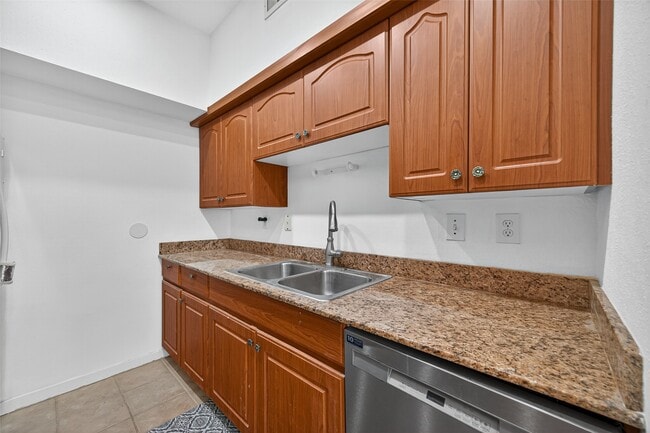 Building Photo - 4041 Drake St