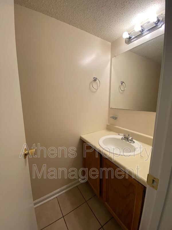 Building Photo - 185 Shoemaker Ct