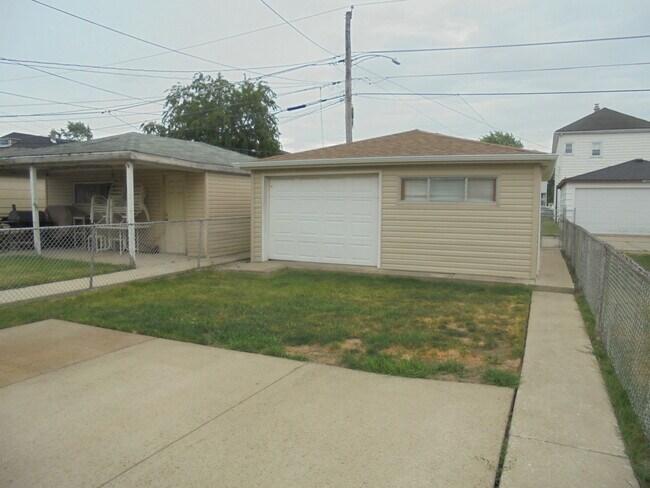 Building Photo - 7609 W 63rd Pl