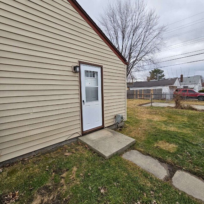 Building Photo - 3 Bedroom Ranch Completely Renovated - New Flooring, Doors and Fixtures, New Bathroom, New Kitche...