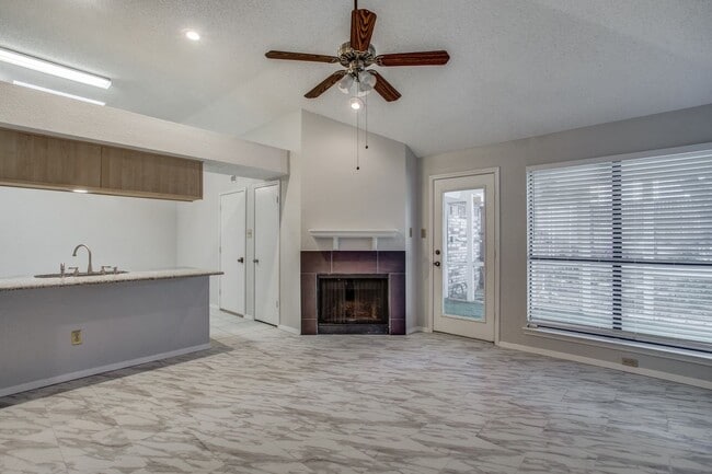 Building Photo - 3 Bedroom Duplex - Updated and Bright - Av...
