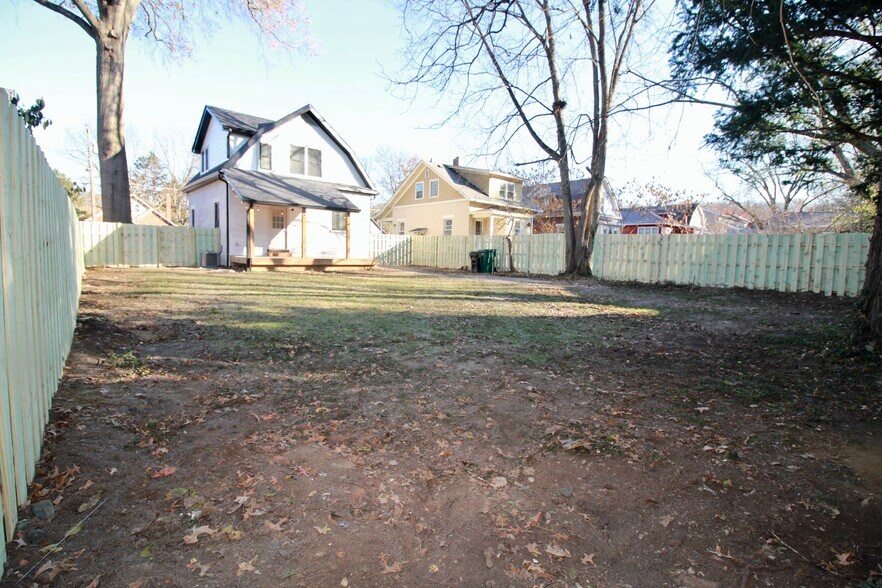 Building Photo - 6701 Buckingham Plz