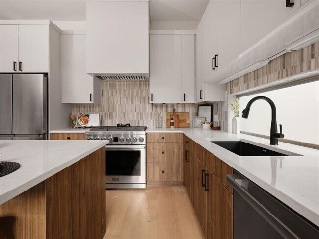 Building Photo - 3208 Govalle Ave