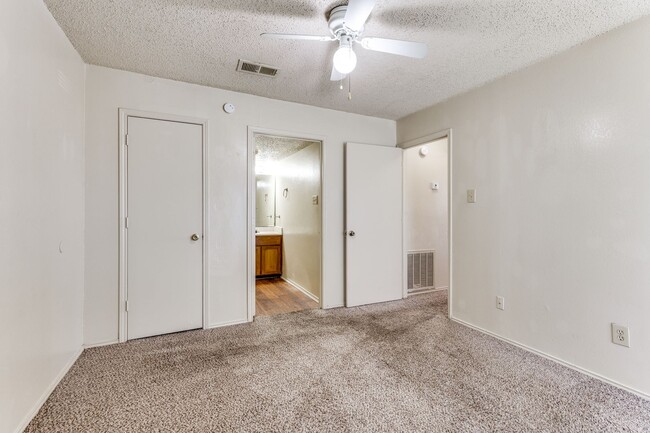 Building Photo - 2 Bedroom in Kennedale • Move-in Ready