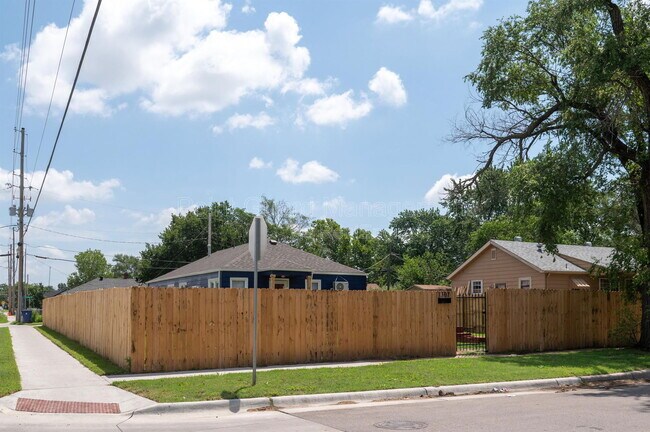 Building Photo - 1301 E Mount Vernon St