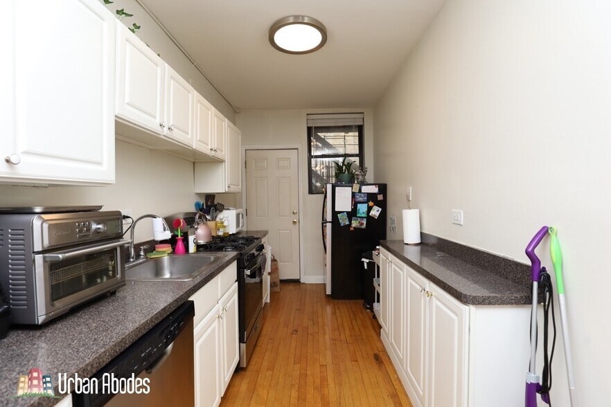 Building Photo - 730 W Roscoe St