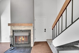 Building Photo - $2,195 - 1 Bed, 1 Bath Updated Lofted Cond...
