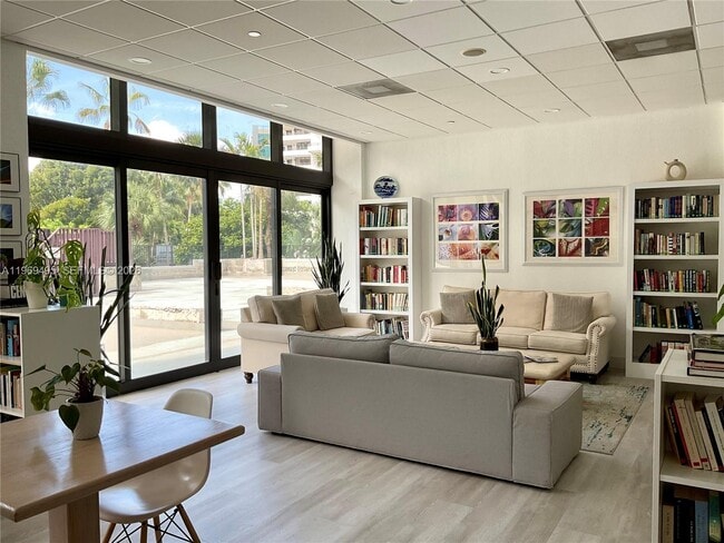 Building Photo - 1450 Brickell Bay Dr