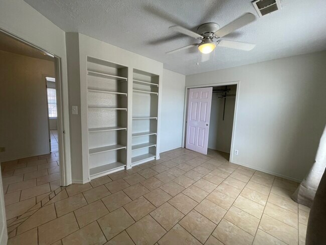 Building Photo - 6275 Roadrunner Loop NE