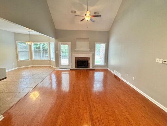 Building Photo - Fantastic Home In A Great Location! Spacio...