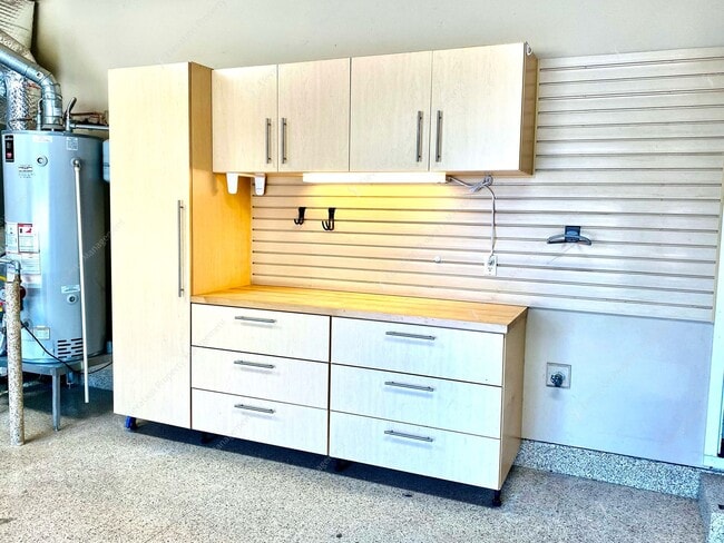 Building Photo - Experience Luxury Living in Broken Top wit...