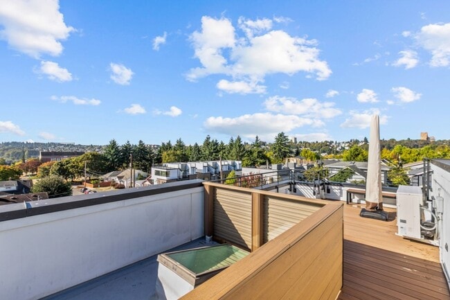 Building Photo - 2Bd/1.75Ba Seattle Townhouse
